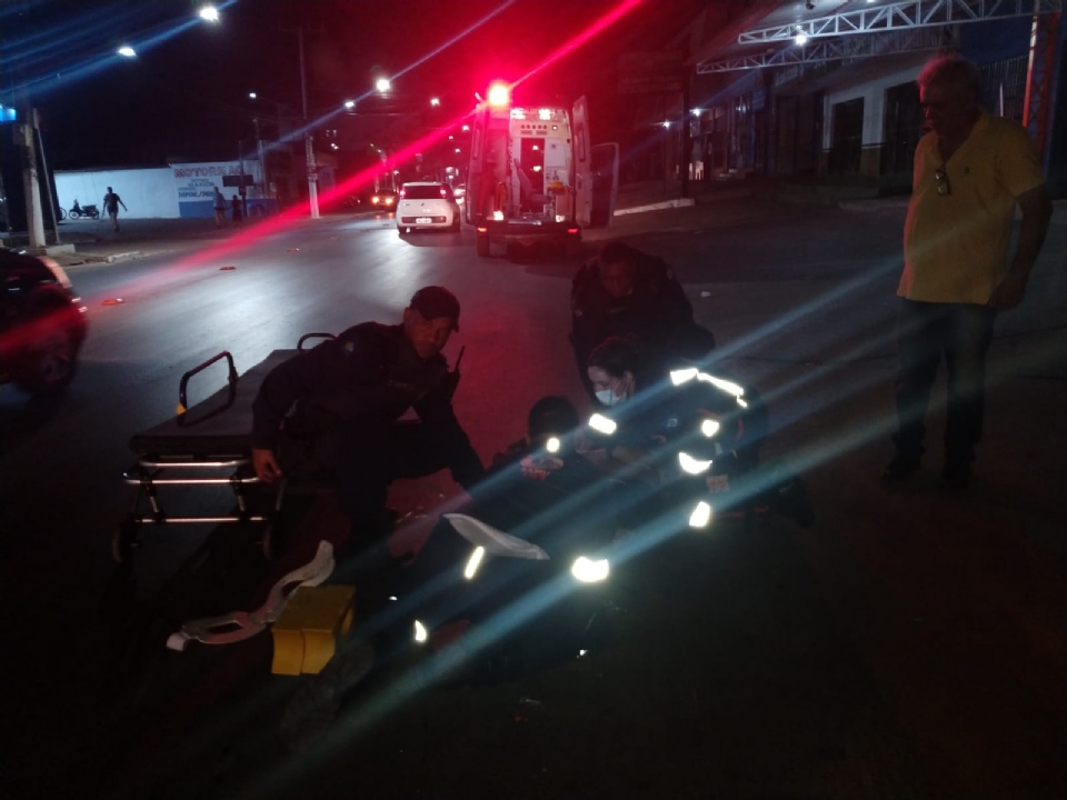 Motociclista fica ferido ao atropelar cachorro na avenida Couto Magalhes