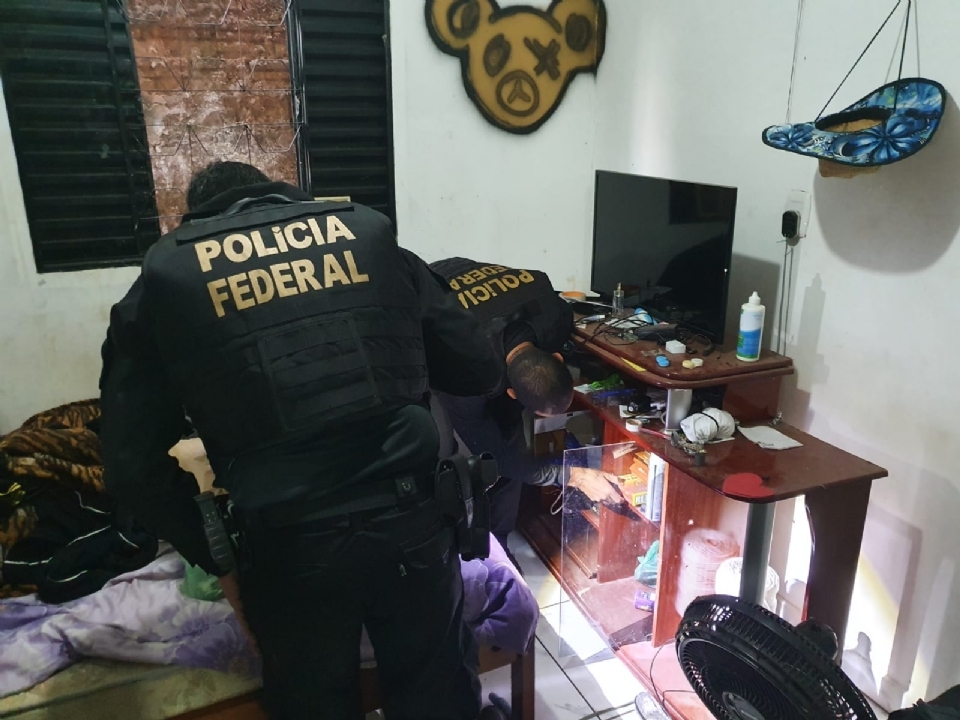 Polcia Federal prende uma pessoa em Cuiab durante operao contra pedofilia