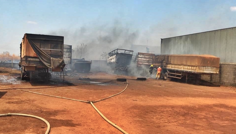 Incndio em vegetao atinge seis carrocerias de carretas estacionadas em empresa