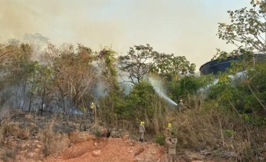Incndio atinge Serra do Patrimnio e Bombeiros tentam apagar chamas