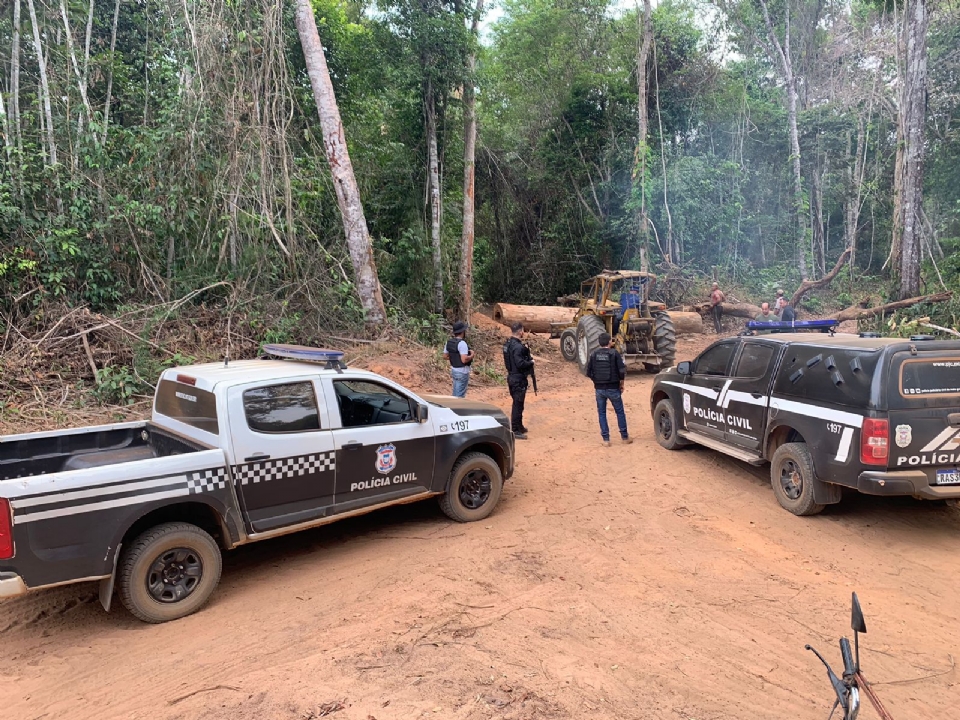 Carreta, trator e motos roubadas so encontradas em matagal aps roubo de carga de adubo