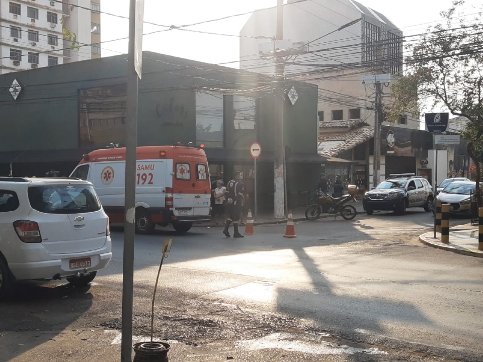 Morador em situao de rua d garrafada na cabea de dois clientes de distribuidora em frente ao Choppo