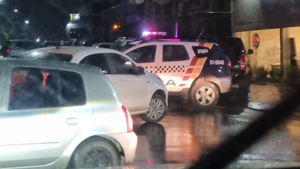 Motorista de Fox  preso por dirigir bbado e bater em carro estacionado no Goiabeiras