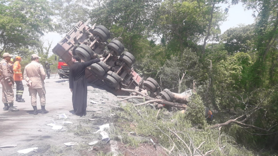 Grave acidente entre carretas deixa dois mortos na estrada da Guia; veja vdeo