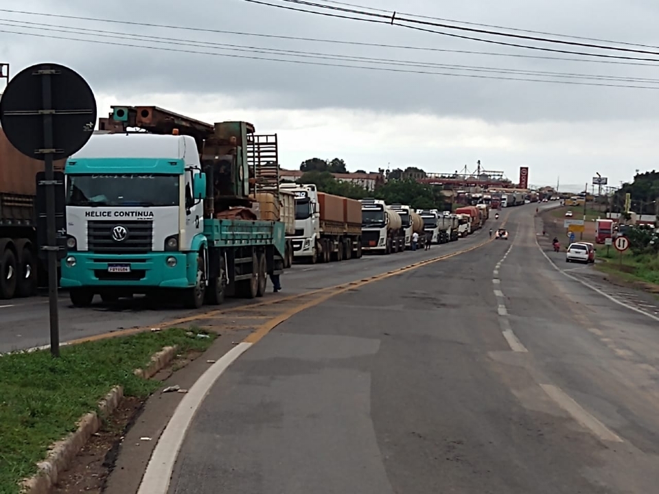 Bolsonaristas aguardam discurso do presidente derrotado para desobstruir rodovias e convocam carreata