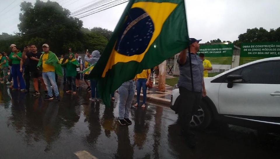 Eleitores protestam na Avenida do CPA contra Lula e pedem interveno das Foras Armadas; veja vdeos
