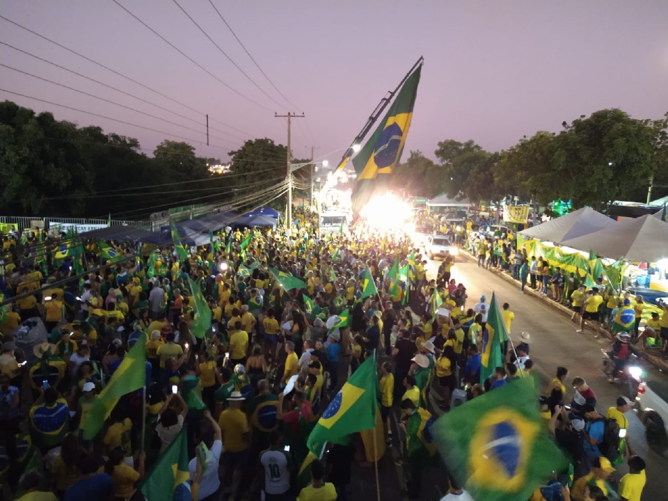 Milhares de pessoas acampam em frente a quartel de Cuiab a espera de Interveno Federal; veja fotos e vdeos