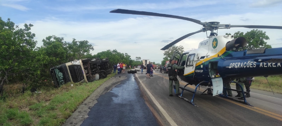 Vtima de acidente entre dois caminhes  resgatada por helicptero do Ciopaer