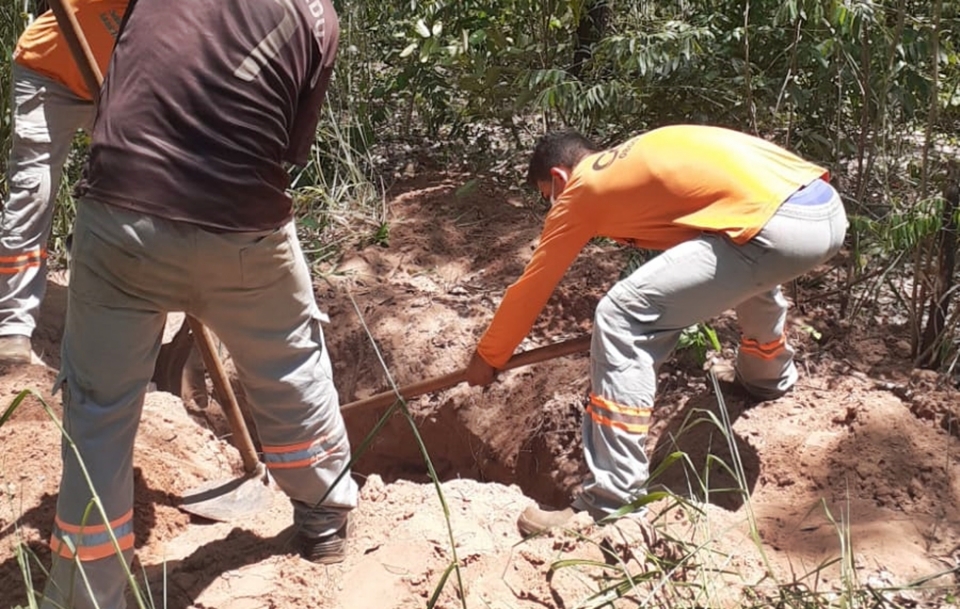 Corpo de homem com mos e ps amarrados  encontrado enterrado em matagal