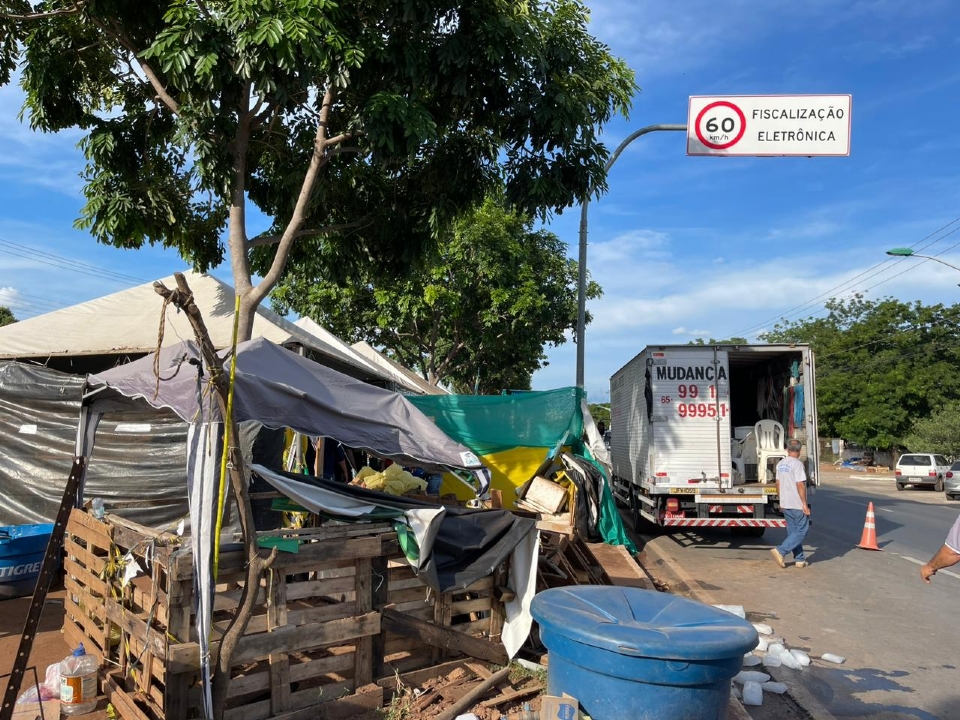 Bolsonaristas comeam a desmontar acampamento na avenida do CPA aps determinao do STF; veja imagens