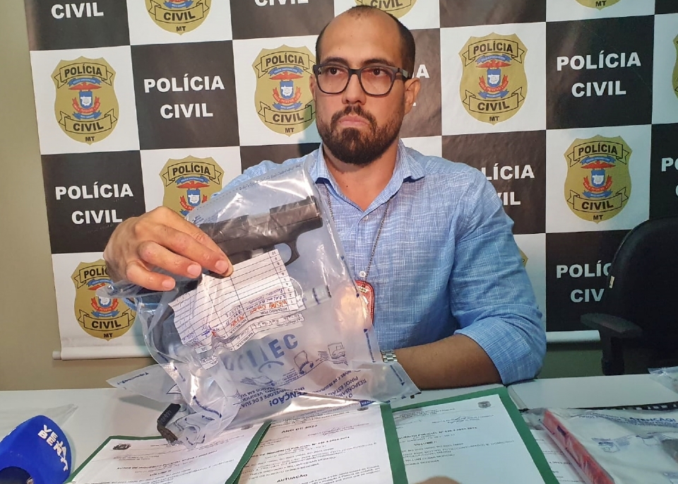 Depois de trmino, Carlinhos Bezerra tentou atropelar ex-namorada na frente de pub