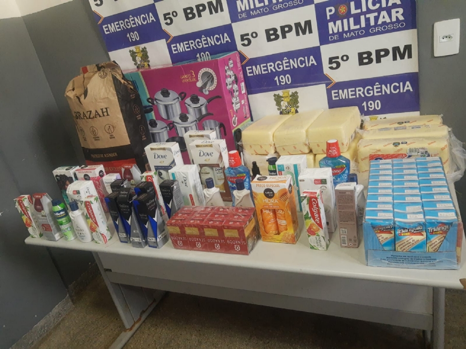 Polcia Militar prende suspeitos de furtar R$ 4 mil em produtos como queijos e desodorantes