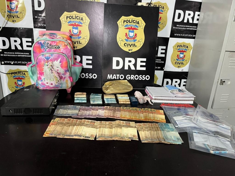 Pai e filha so presos por trfico de drogas com R$ 18,6 mil em residncia de Cuiab