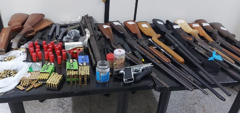 Polcia Civil descobre arsenal clandestino e comrcio ilegal de armas de fogo em Cuiab