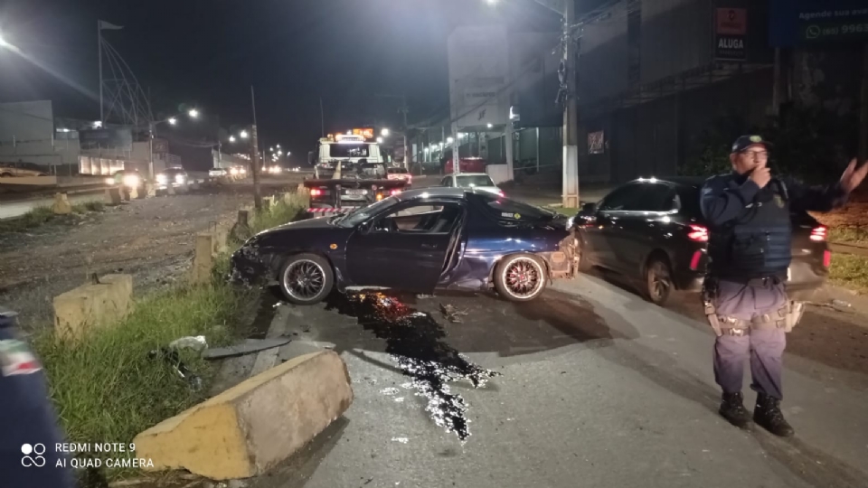 Carro esportivo bate em bloco de concreto na Avenida da FEB; motorista em estado grave