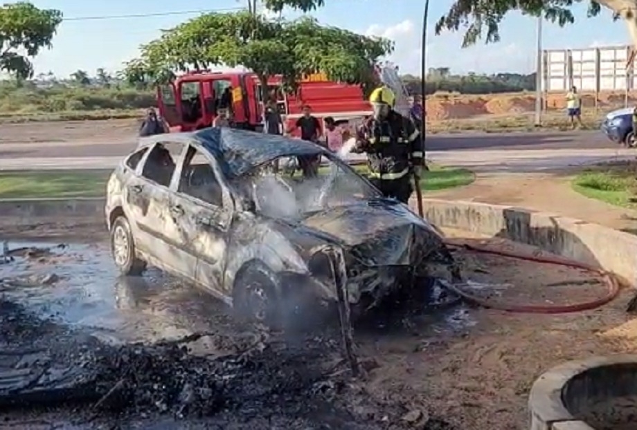 Motorista invade playground, carro pega fogo e duas pessoas ficam feridas; veja vdeo