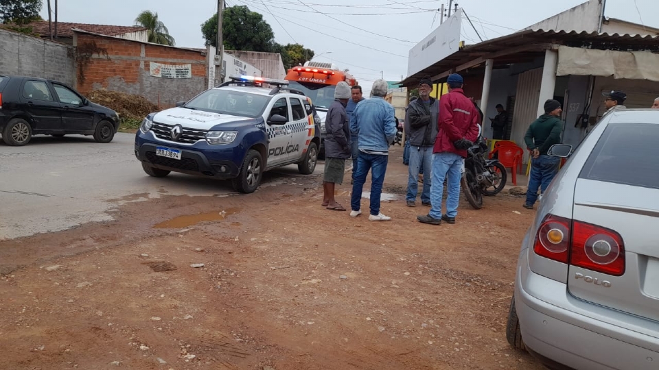 Homem  morto com golpes de faco pelas costas durante discusso em bar