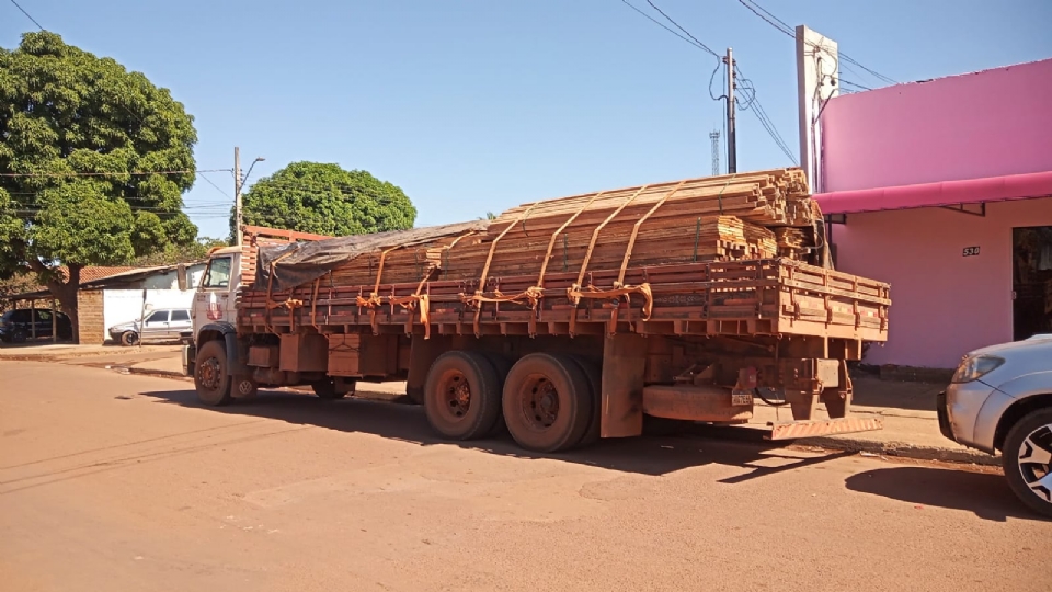 Caminhoneiro  preso em flagrante transportando madeira ilegal na MT-430
