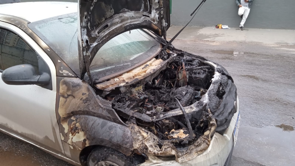 Fiat Mobi pega fogo durante corrida de aplicativo e fica destrudo