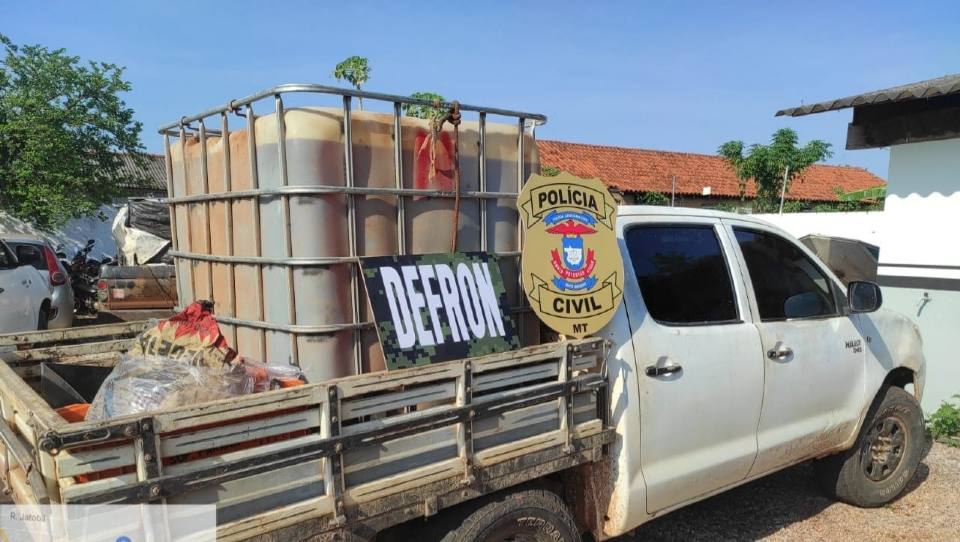Polcia Civil prende oito pessoas que transportavam combustvel para garimpos ilegais na fronteira