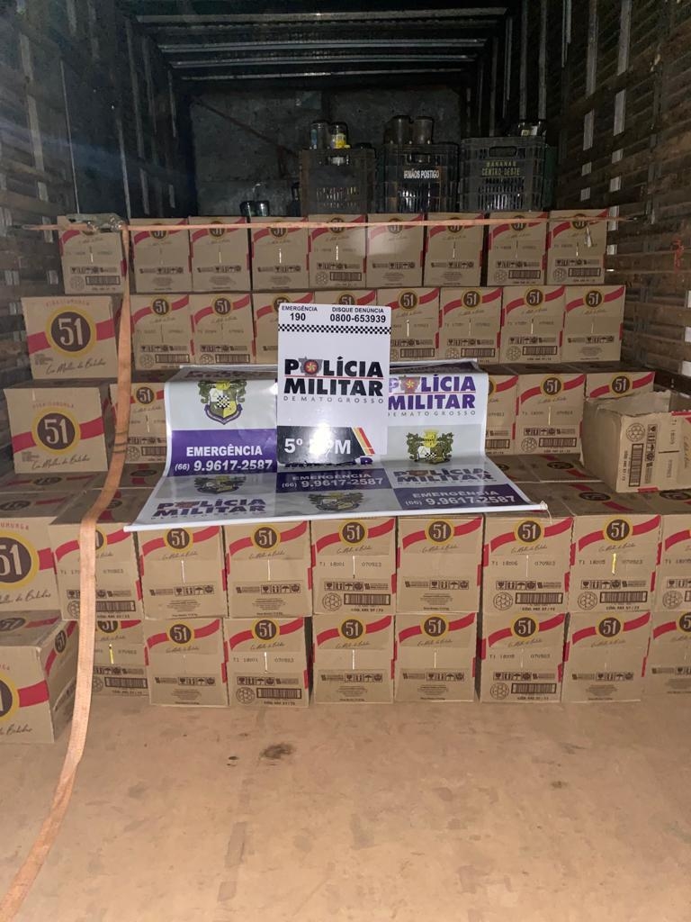 Polcia apreende mais de 550 caixas de pinga '51' escondidas em caminho ba