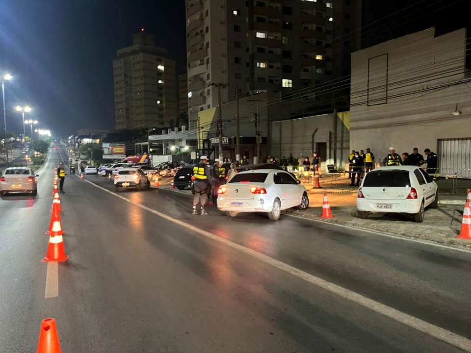 Quatro motoristas so presos e 50 veculos removidos durante Lei Seca na capital