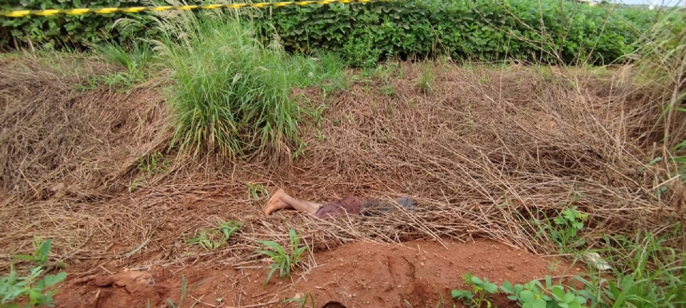 Corpo de homem  encontrado em vala de escoamento; vtima tinha ferimento no abdmen