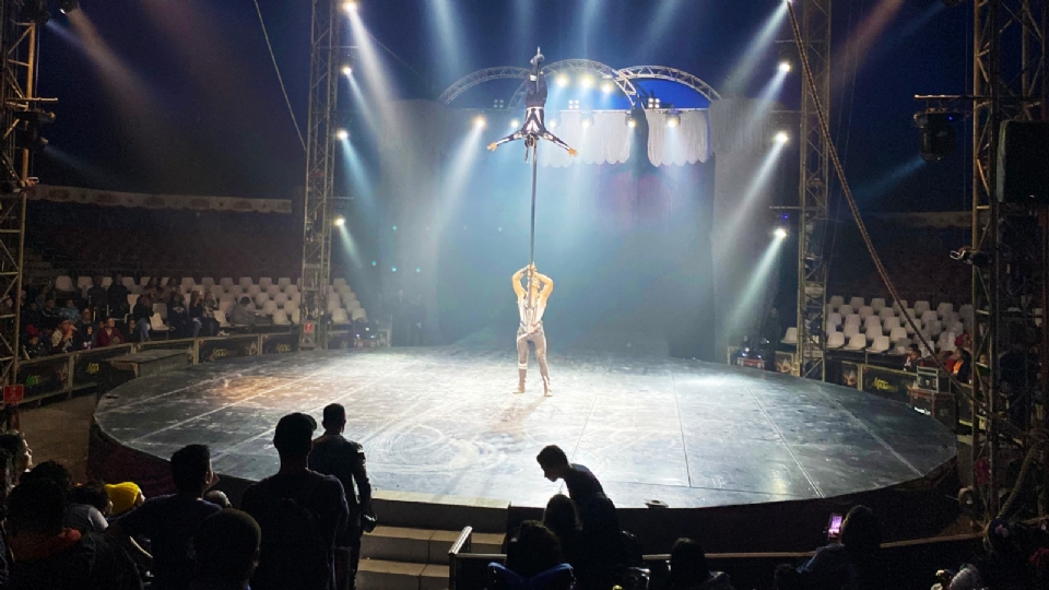 Alunos com deficincia da rede estadual de ensino assistem  espetculo do circo