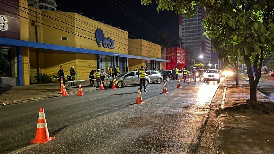 Lei seca: fiscalizao prende seis motoristas alcoolizados na avenida Miguel Sutil