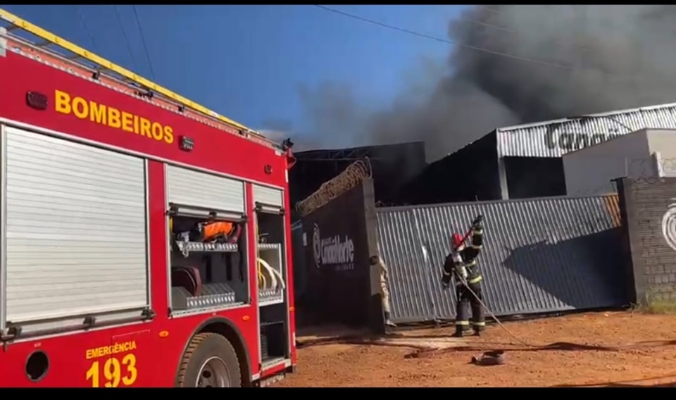 Corpo de Bombeiros controla incndio de grandes propores em empresa de gerenciamento de resduos