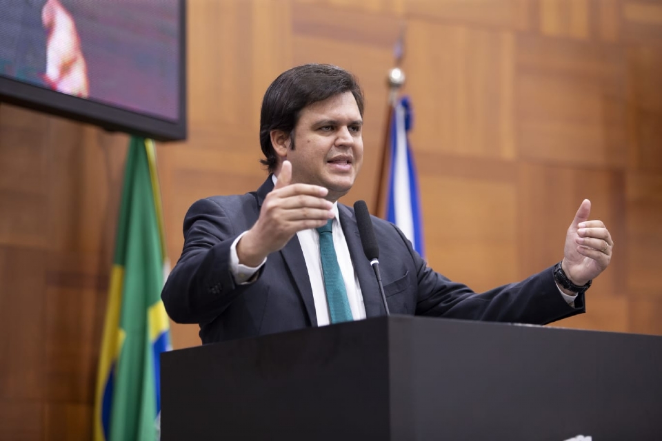 Deputado Thiago Silva cobra asfalto para a regio do Globo Recreio durante sesso plenria