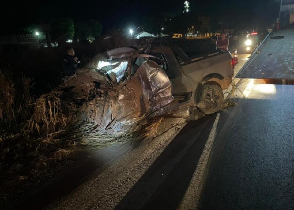 Casal morre em acidente entre Saveiro e carreta em trecho da BR-163