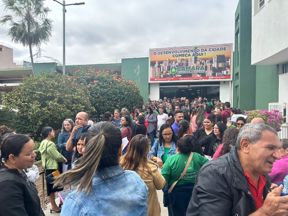 Trabalhadores da Educao lotam Cmara em protesto pela votao do projeto de Gesto Democrtica nas escolas de Cuiab