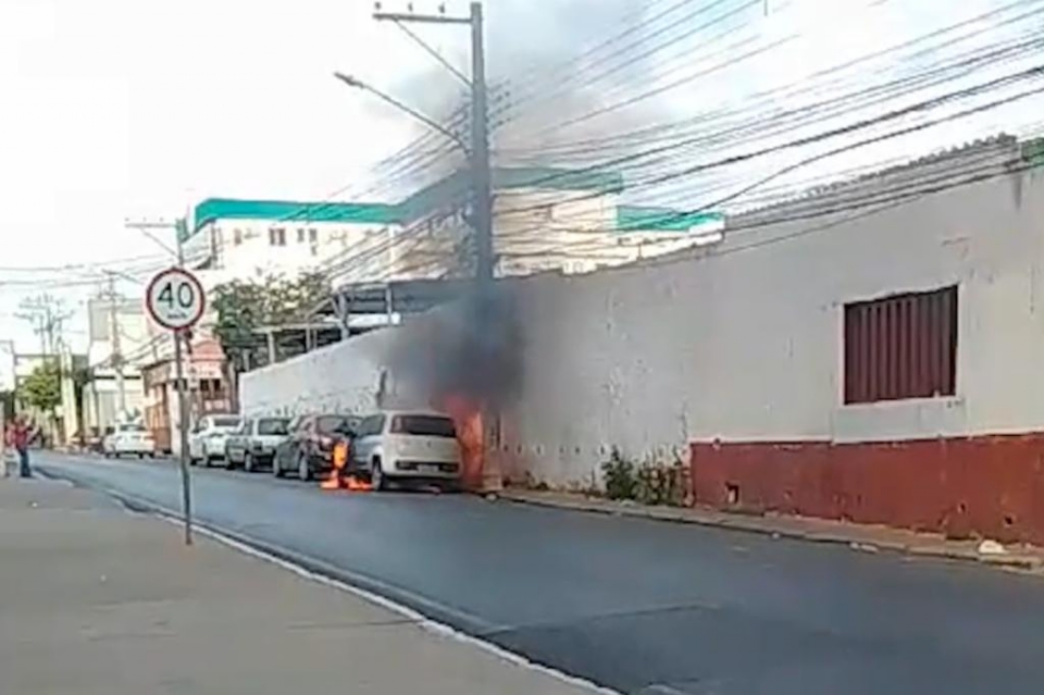Fiat Uno estacionado no centro de Cuiab pega fogo; veja vdeo