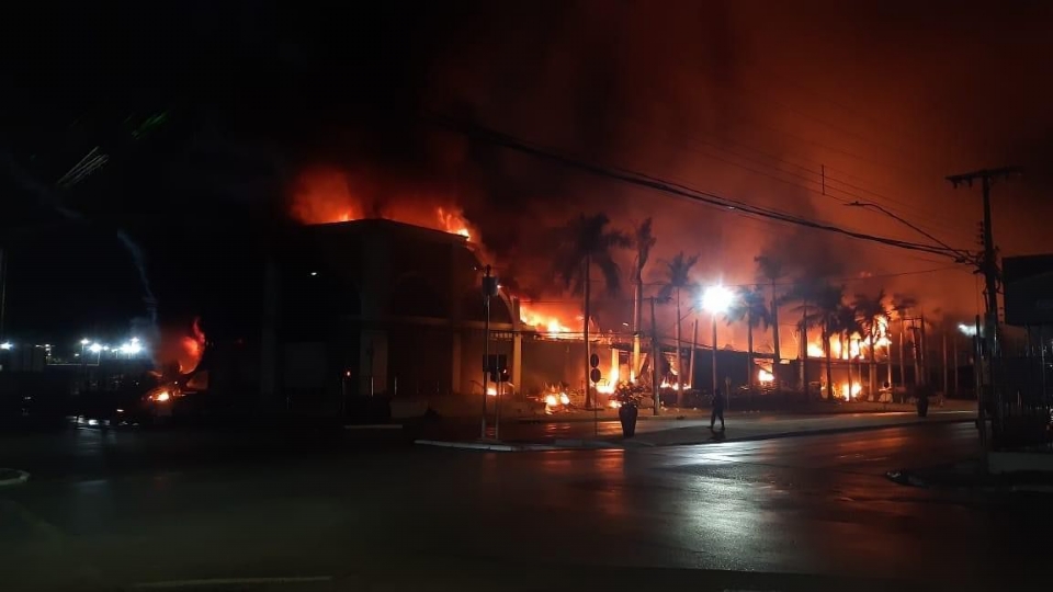 Destrudo por fogo, Shopping Popular no tem seguro contra incndio: 'est tudo no cho'