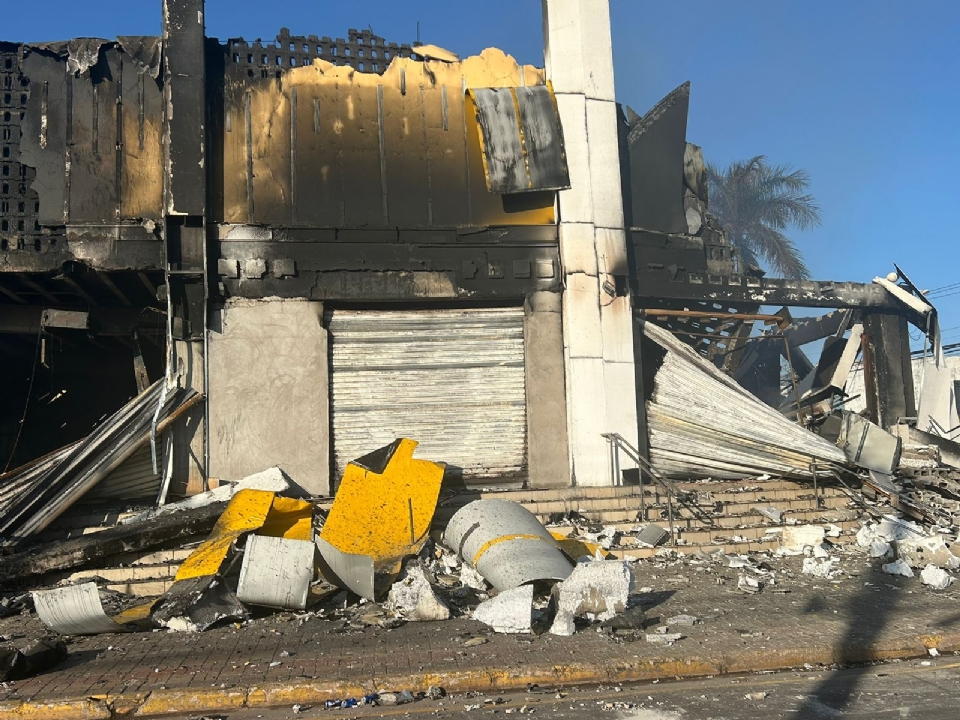 Bombeiros iro demolir estrutura que sobrou de incndio em Shopping Popular