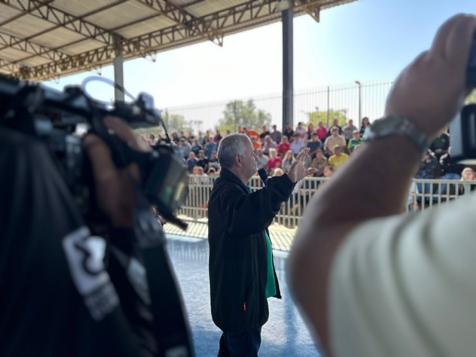 Em reunio, comerciantes do Shopping Popular decidem ocupar campo de futebol e pista de atletismo