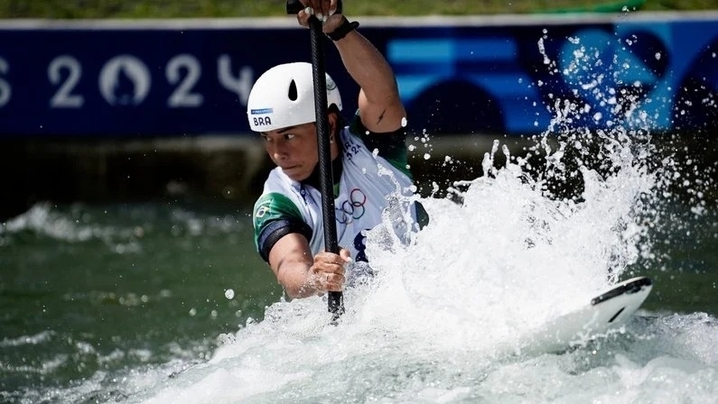 Ana Stila faz boa prova e se classifica para s quartas de final da canoagem Slalom