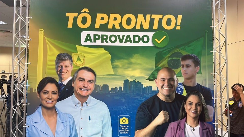 Banner com as imagens de Jair Bolsonaro, Michelle Bolsonaro, Marcelo van Hattem, Nikolas Ferreira, Ablio Brunini e Tentente-Coronel Vnia