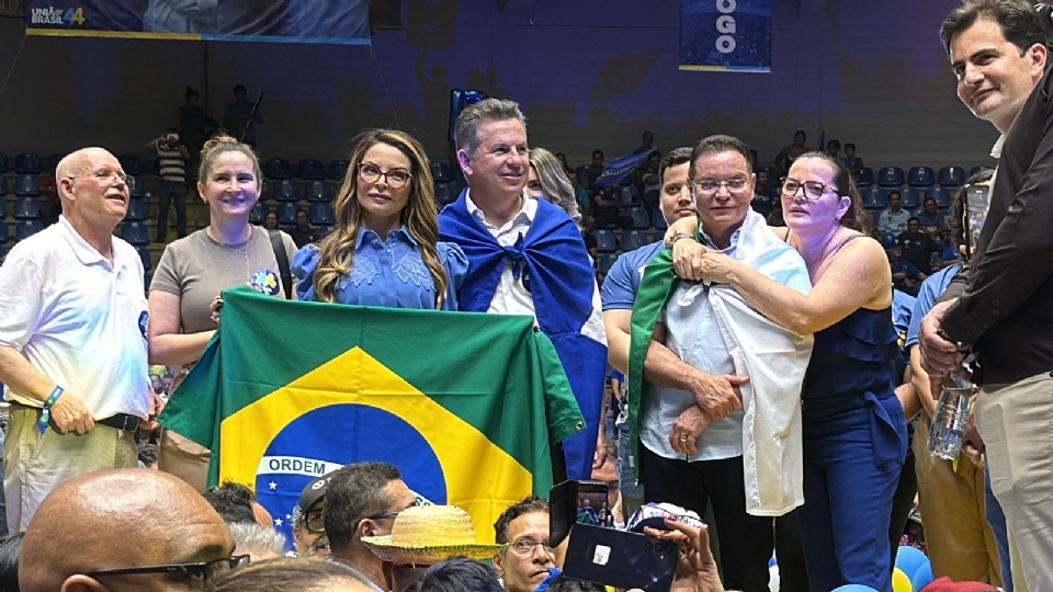 Governador Mauro Mendes ao lado da primeira-dama Virginia e do candidato Eduardo Botelho