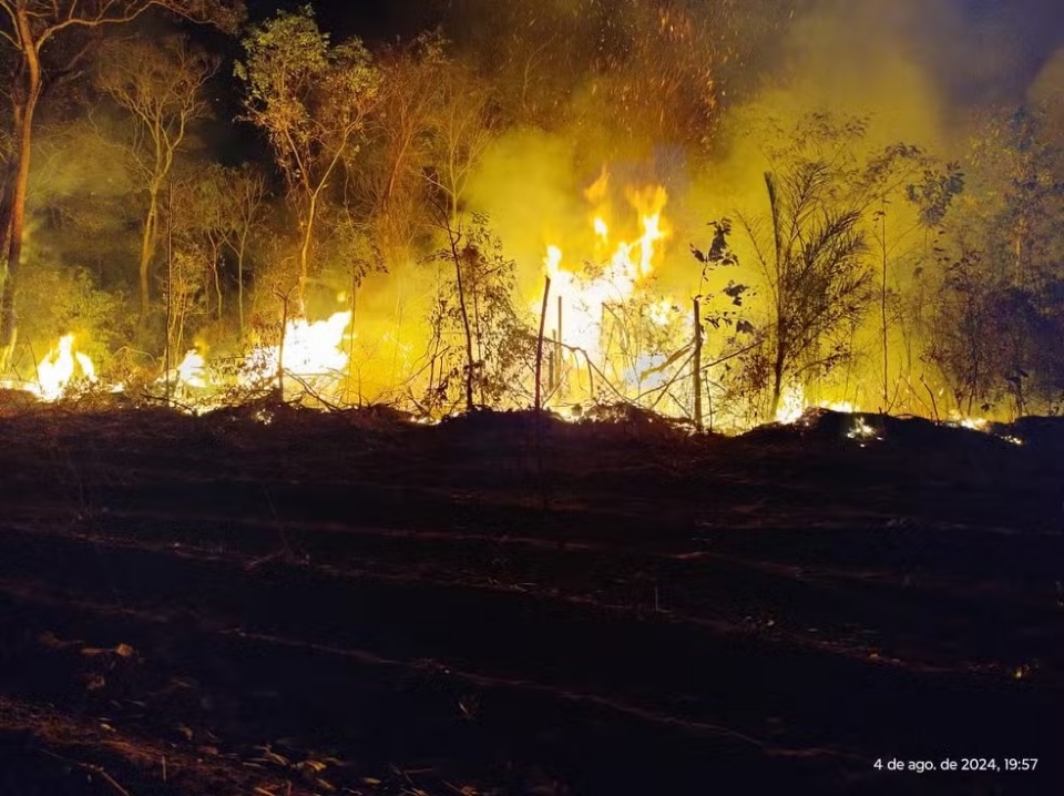 Incndio atinge aldeia indgena e bombeiros combatem chamas desde domingo; veja vdeo