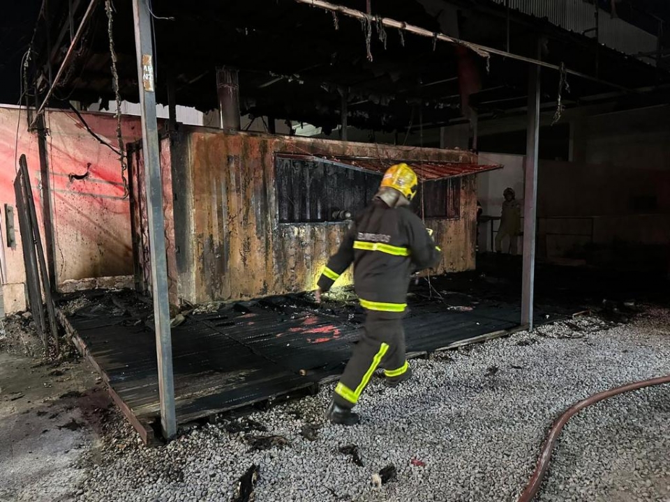 Pastelaria na Avenida Isaac Pvoas fica destruda aps ser atingida por incndio; veja vdeo