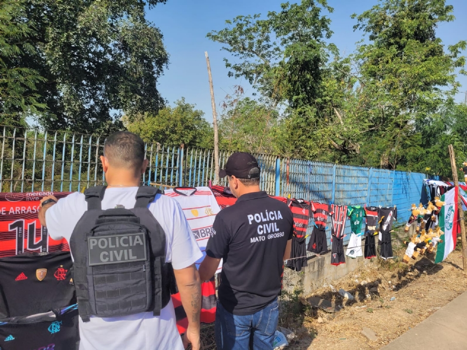 Polcia apreende dezenas de camisetas de times falsificadas em bairro de luxo da capital