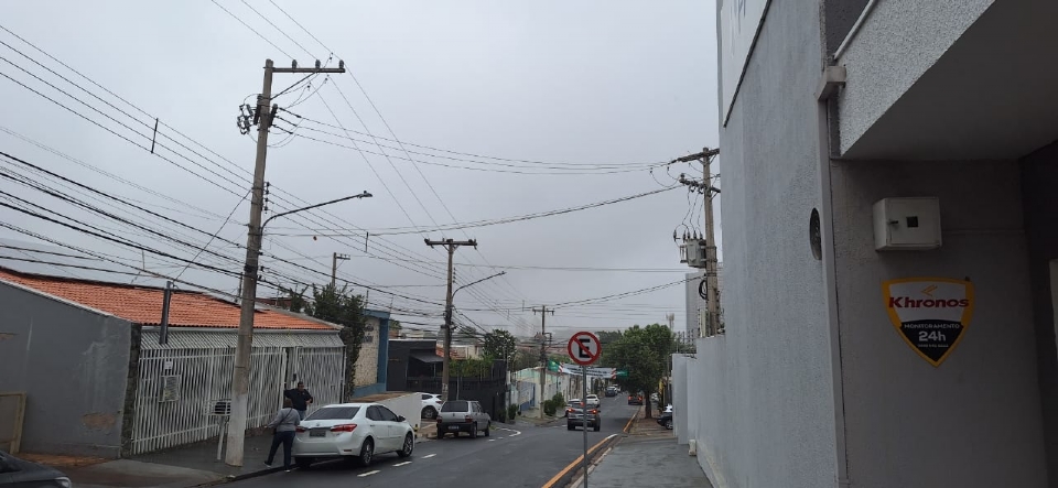 Cuiab amanhece sob neblina e chuvisco aps queda de temperatura; mudana pode frear incndios