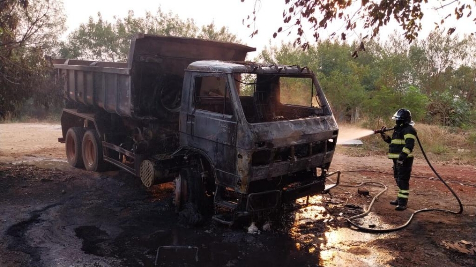 Bombeiros combatem incndio em caminho caamba