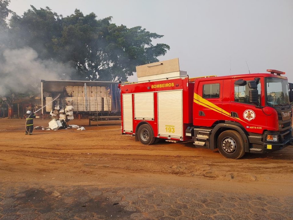 Carreta que transportava algodo pega fogo na BR-364