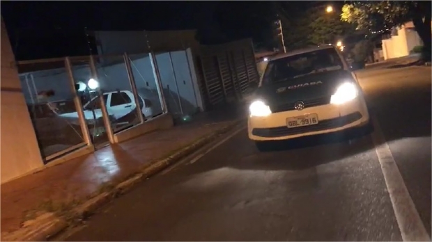 Servidor da prefeitura de Cuiab  flagrado dormindo dentro de carro ligado;  veja 