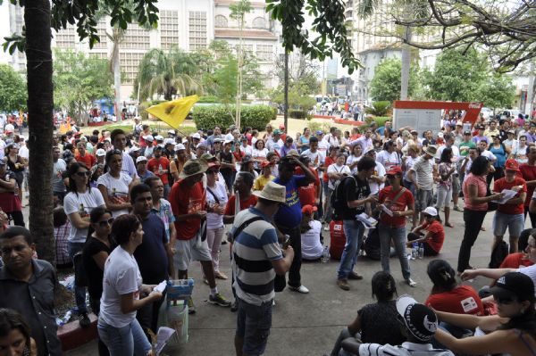 Educadores de todo Estado marcham em Cuiab por piso salarial em dia de paralisao e greve  cogitada