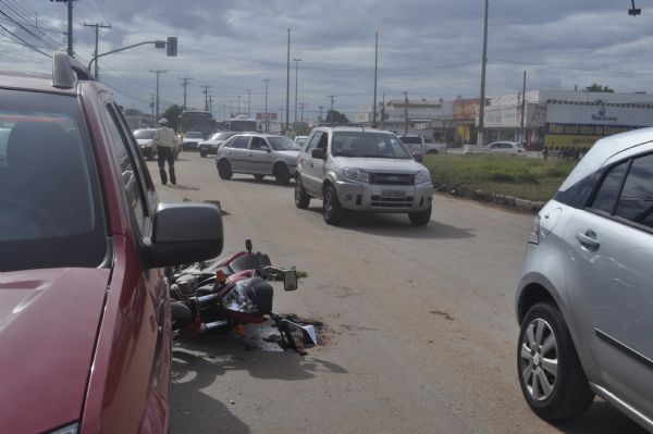 Acidente envolvendo trs veculos deixa trnsito lento em Cuiab; fotos