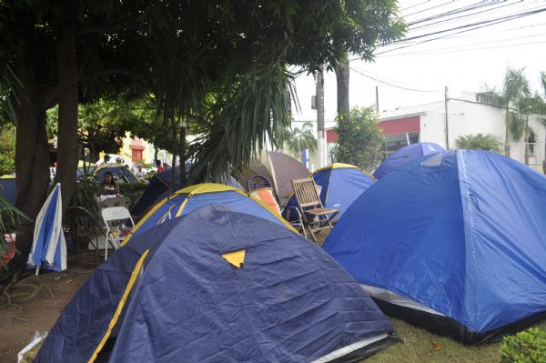 Pais acampam no Liceu Cuiabano em busca de vaga; fila dura trs dias